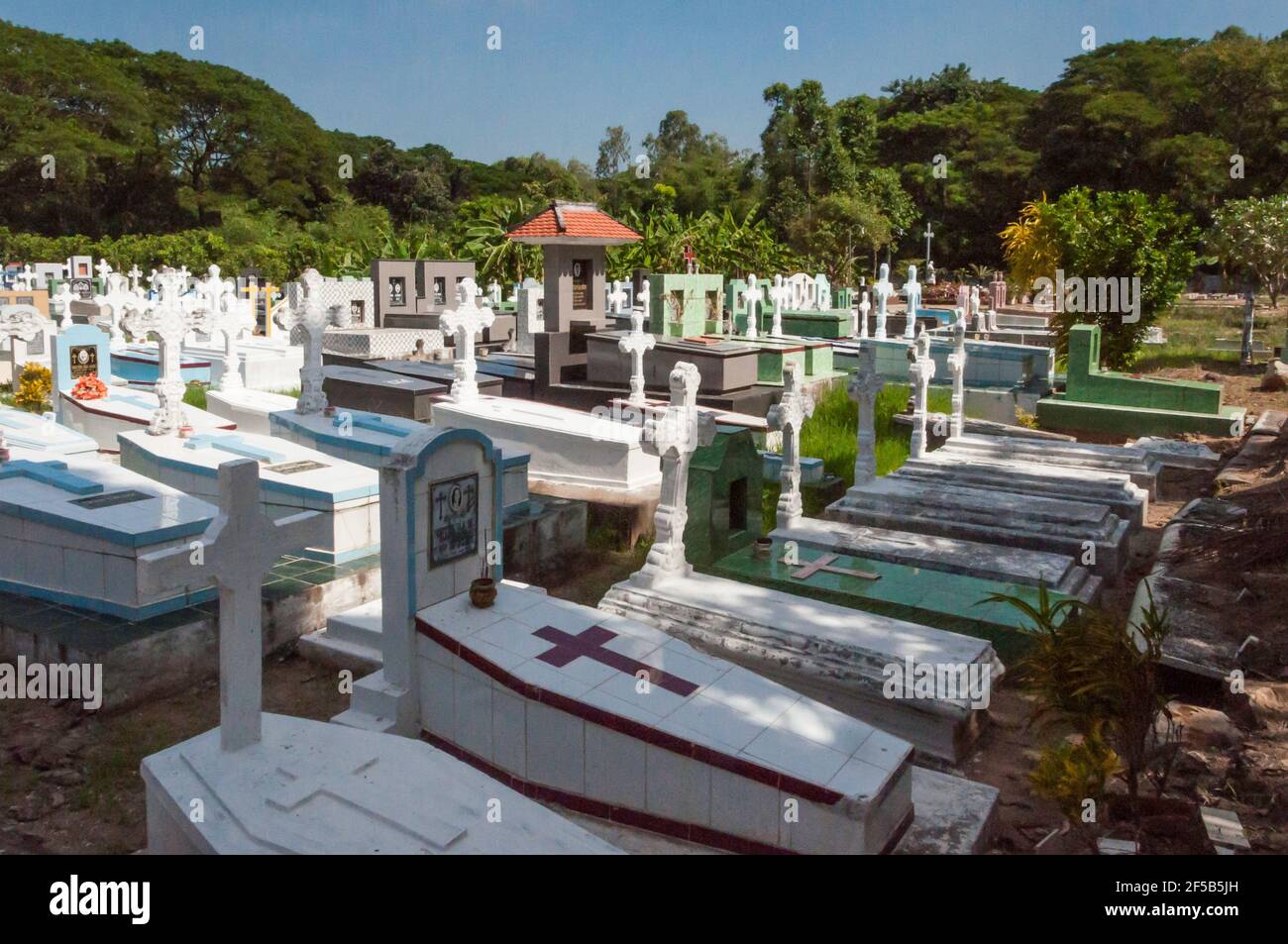 Christlicher Friedhof in Asien. Besonders schön gearbeitete Steingräber. Diese sind mit Fliesen bedeckt und mit Kreuzen verziert. Stockfoto