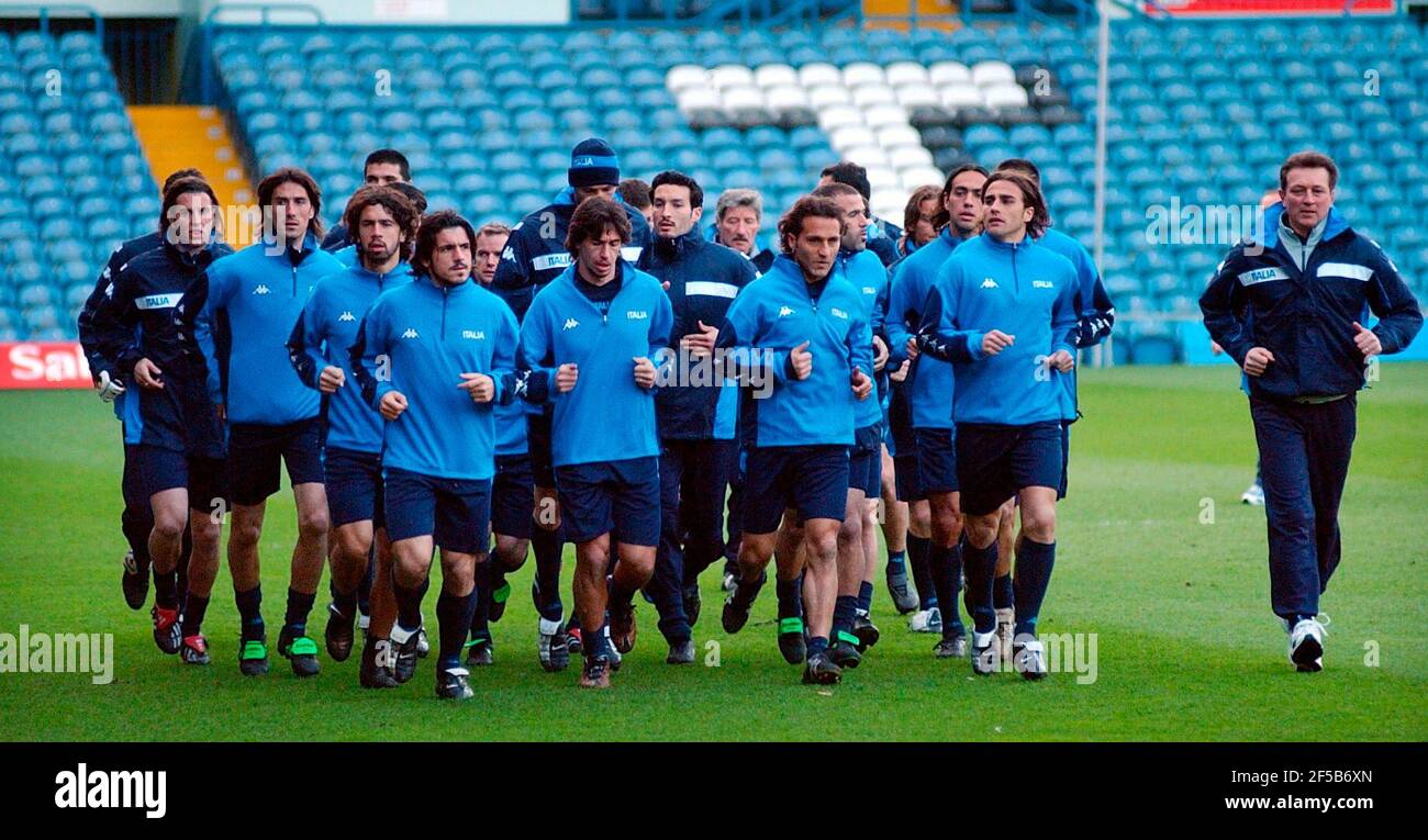 ITALIENISCHE FUSSBALLMANNSCHAFTSTRAINING IN LEEDS FÜR IHR SPIEL MIT ENGLAND. 26/3/2002 BILD DAVID ASHDOWN.ENGLAND FUSSBALL Stockfoto