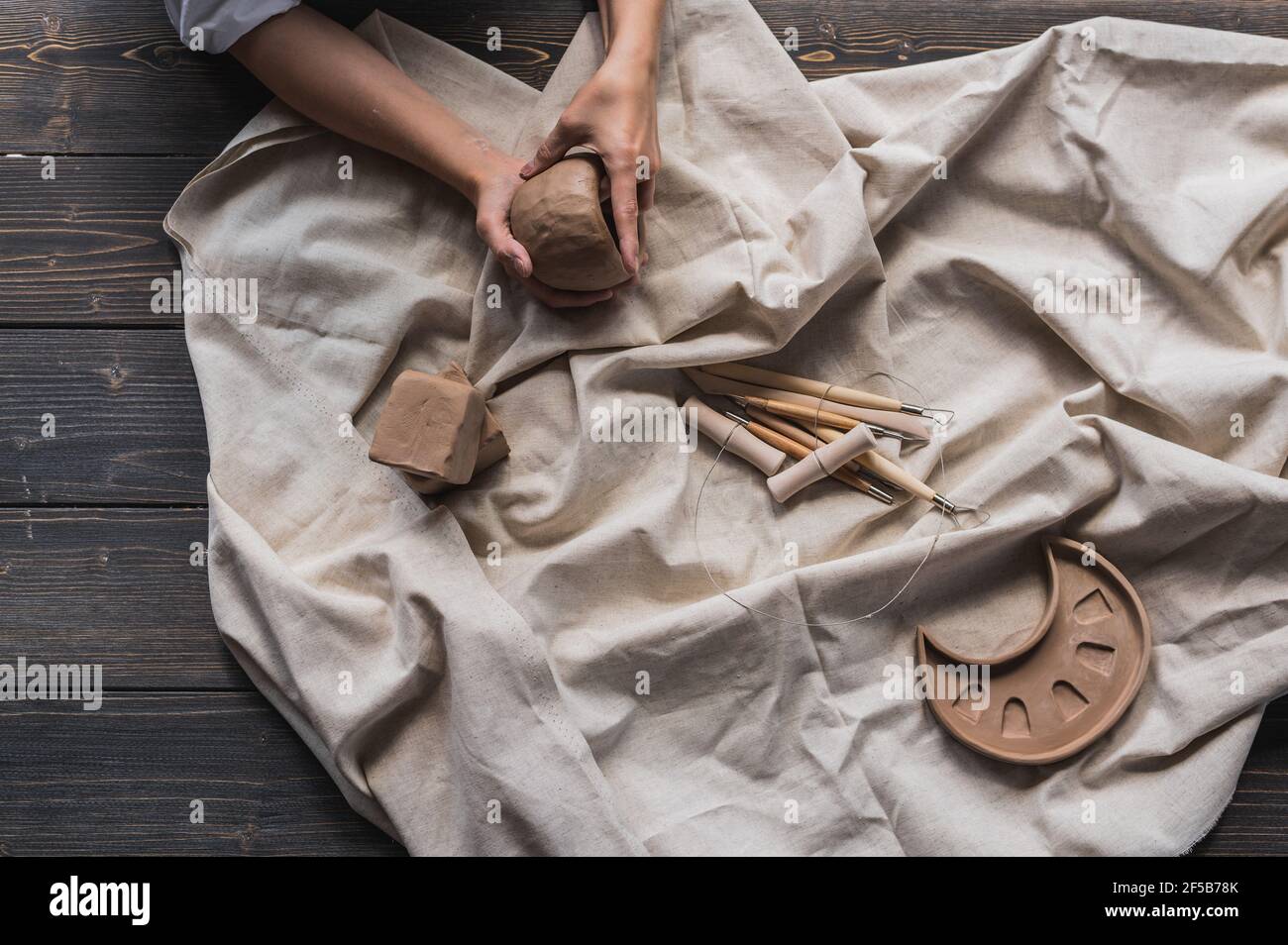 Tabelle mit Materialien und Werkzeugen für Töpferei Handwerker Arbeitsplatz kreative Studio Draufsicht. Stockfoto