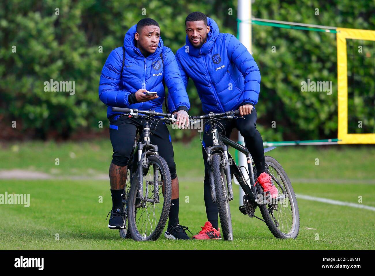 ZEIST, NIEDERLANDE - MÄRZ 25: Steven Bergwijn aus Holland und Georginio Wijnaldum aus Holland während des Trainings von Holland am KNVB Campus am 25. März Stockfoto