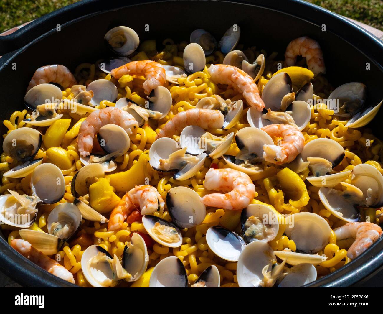 Nudelsuppe mit Garnelen und Muscheln Stockfoto