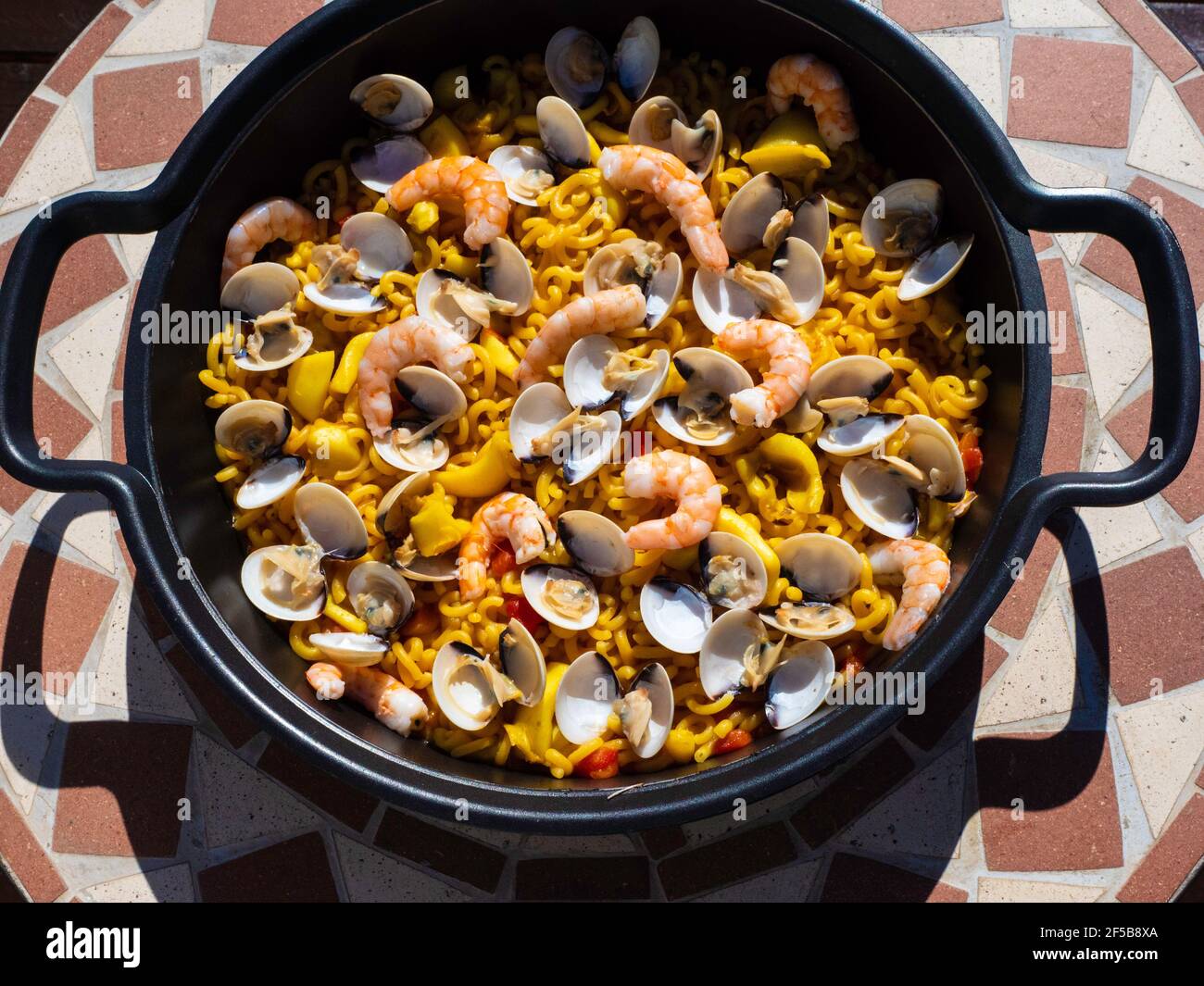 Nudelsuppe mit Garnelen und Muscheln Stockfoto