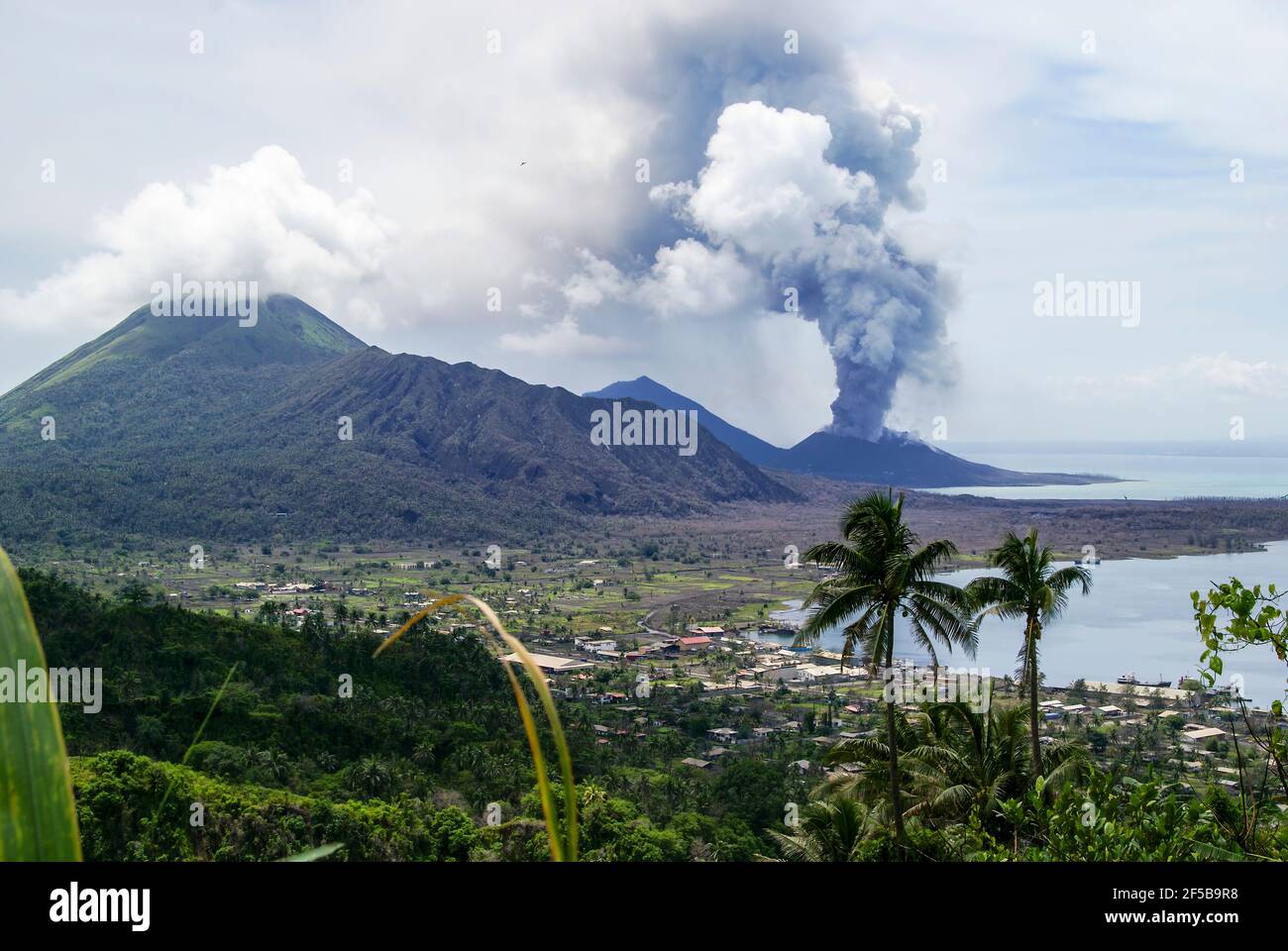 Blick über die Stadt Rabaul; Papua-Neuguinea in Richtung des aktiven Vulkans Tavurvur. Stockfoto