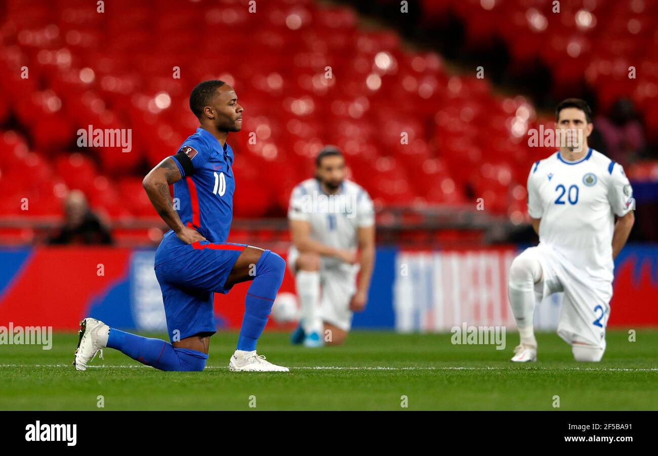 Der englische Raheem Sterling kniet sich vor dem Qualifikationsspiel der FIFA-Weltmeisterschaft 2022 im Wembley Stadium, London, ein. Bilddatum: Donnerstag, 25. März 2021. Stockfoto