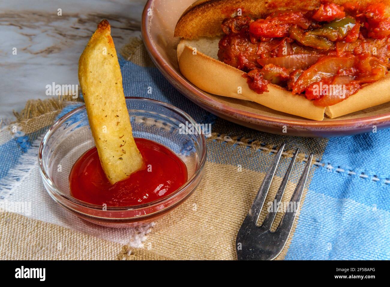 Wurst Zwiebeln und Paprika hoagie Sandwich mit Seite Steak Pommes Stockfoto