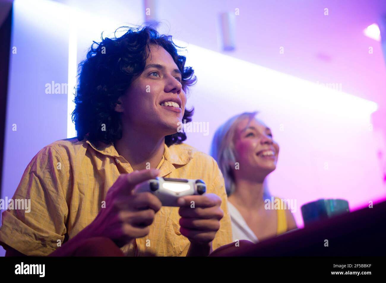 Portrait von emotionalen jungen Paar spielen Videospiel zu Hause Stockfoto