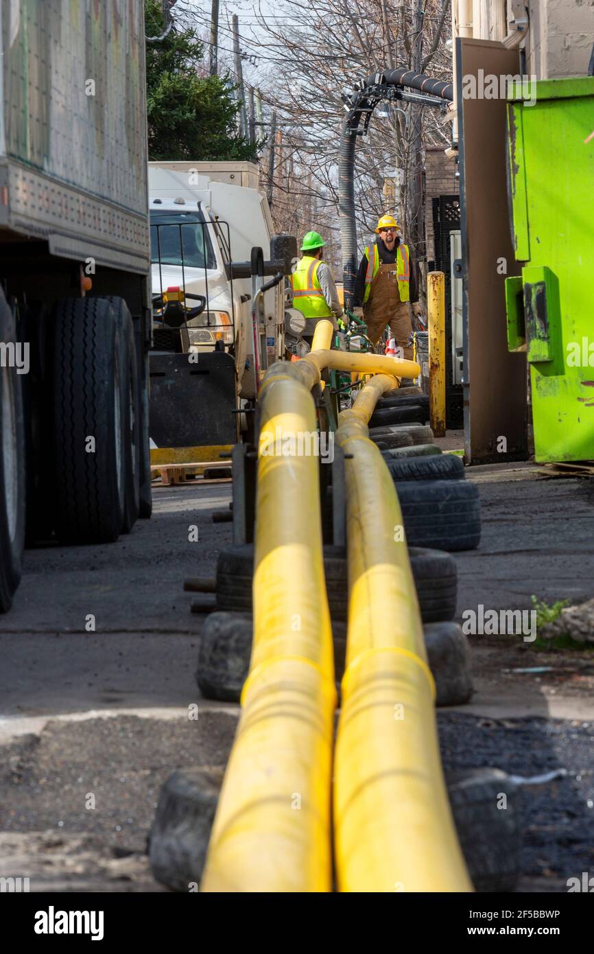 Detroit, Michigan - Arbeiter für DTE Energy ersetzen die ursprünglichen Gusseisen-Erdgasleitungen in der Morningside Nachbarschaft. Stockfoto