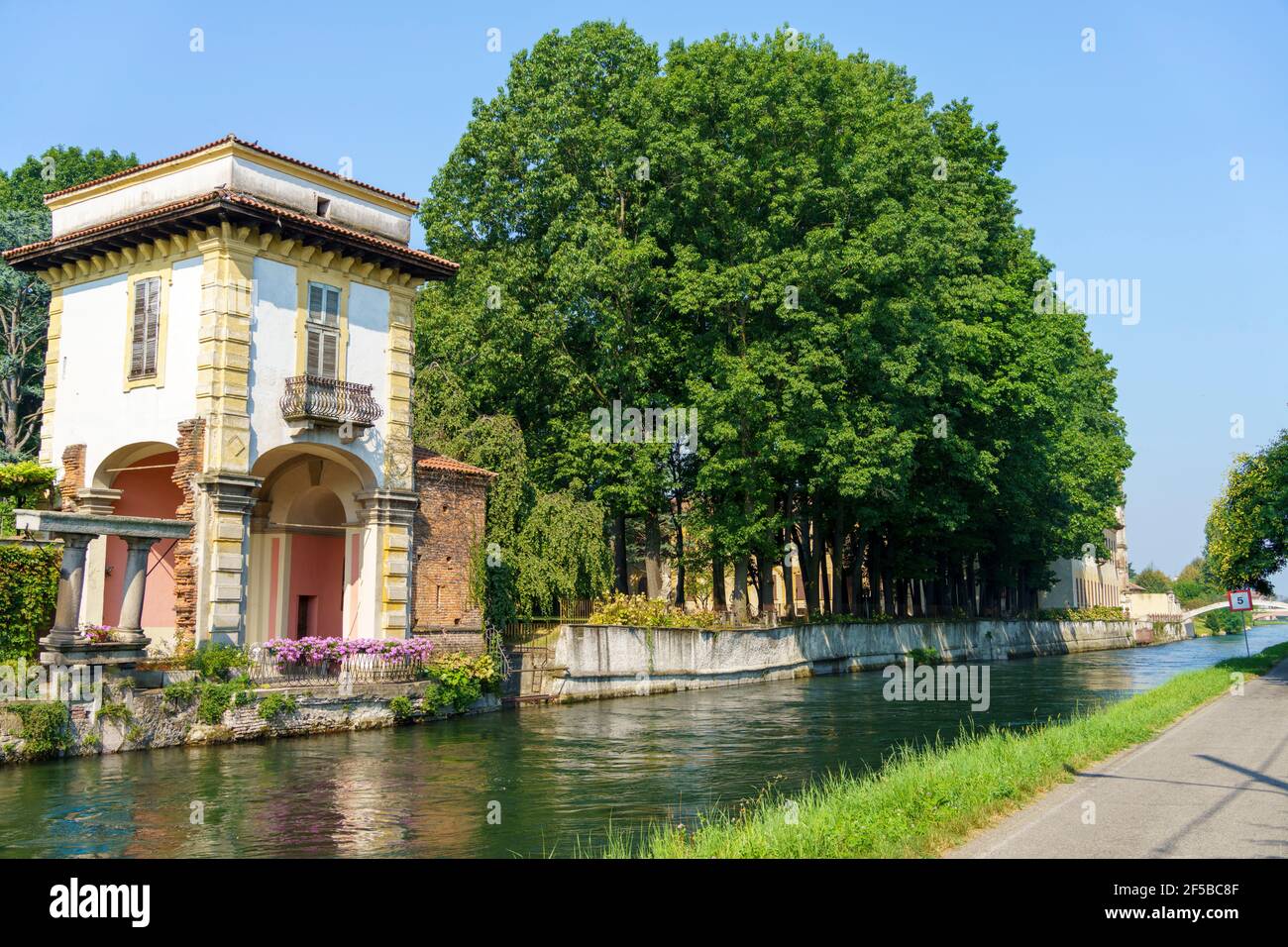 Radweg entlang des Naviglio Grande von Abbiategrasso nach Turbigo (Lombardei, Italien), bei Robecco sul Naviglio: Villa Gromo di Ternengo Stockfoto