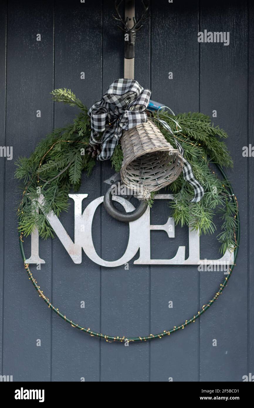 Ein noel-Kranz als Variation zu einem traditionellen Weihnachtsfest Kranz Stockfoto