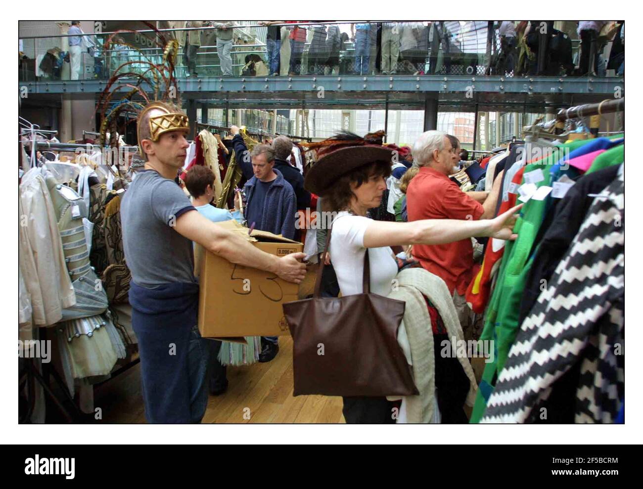 Verkauf von Kostümen im Royal Opera House, London, zog Tausende von Käufern. PIC David Sandison 4/8/2002 Stockfoto