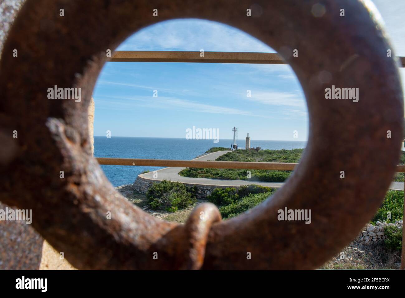 Vertikale Aufnahme eines alten Vorhängeschlosses mit Rost und Schlüsselloch Auf dem Meeresgrund Stockfoto