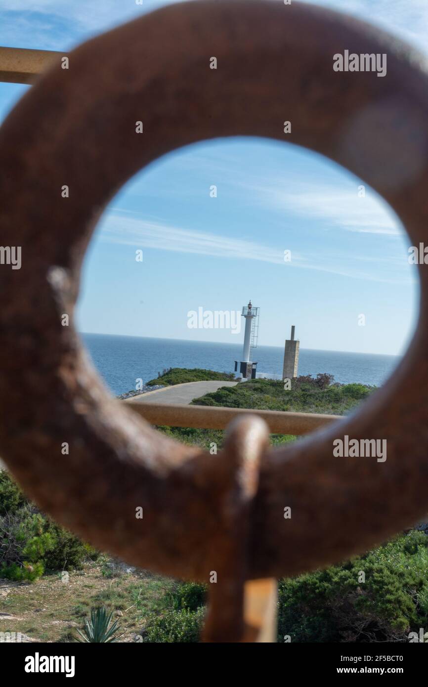 Vertikale Aufnahme eines alten Vorhängeschlosses mit Rost und Schlüsselloch Auf dem Meeresgrund Stockfoto