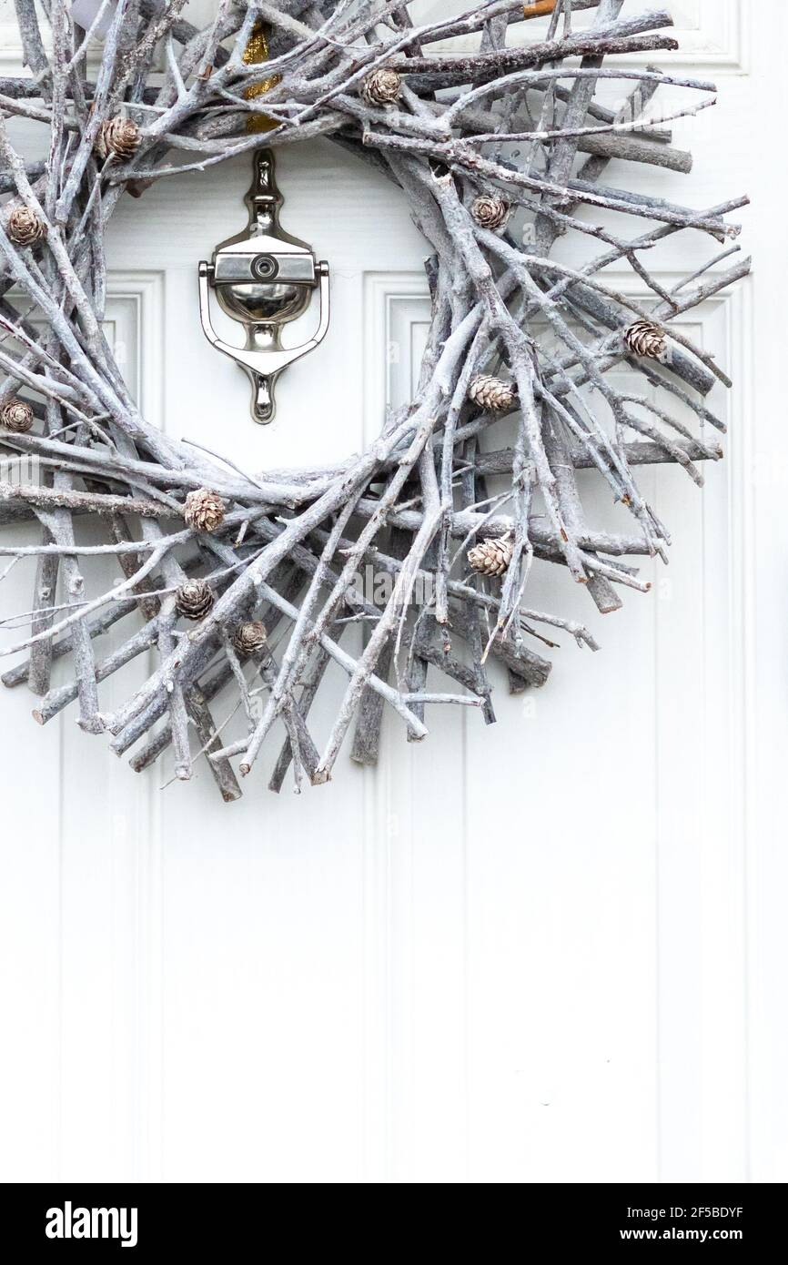 Schlanke silberne Dekoration für Weihnachten auf einer weißen Holzfront Tür Stockfoto