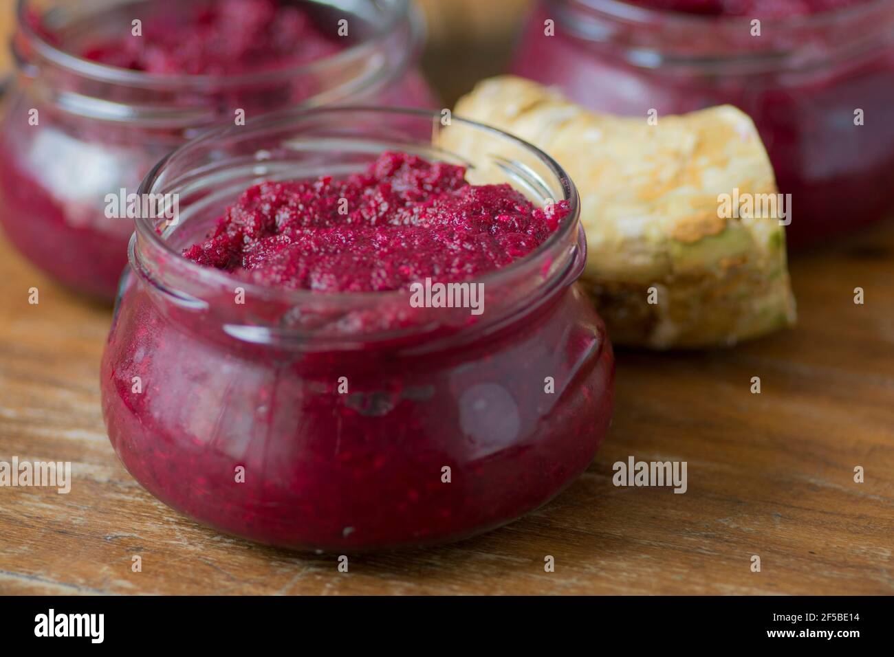 Schalen aus hausgemachtem Rot-Chrain, einer würzigen Paste aus geriebenem Meerrettich (Armoracia rusticana, syn. Cochlearia armoracia) und Rote Beete Stockfoto