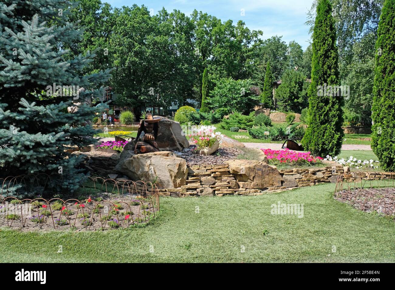 Landschaftsbau im Park. Die Tannen und die Thuja im Stadtpark.  Frhlingslandschaft mit Blumen und Bumen Stockfotografie - Alamy