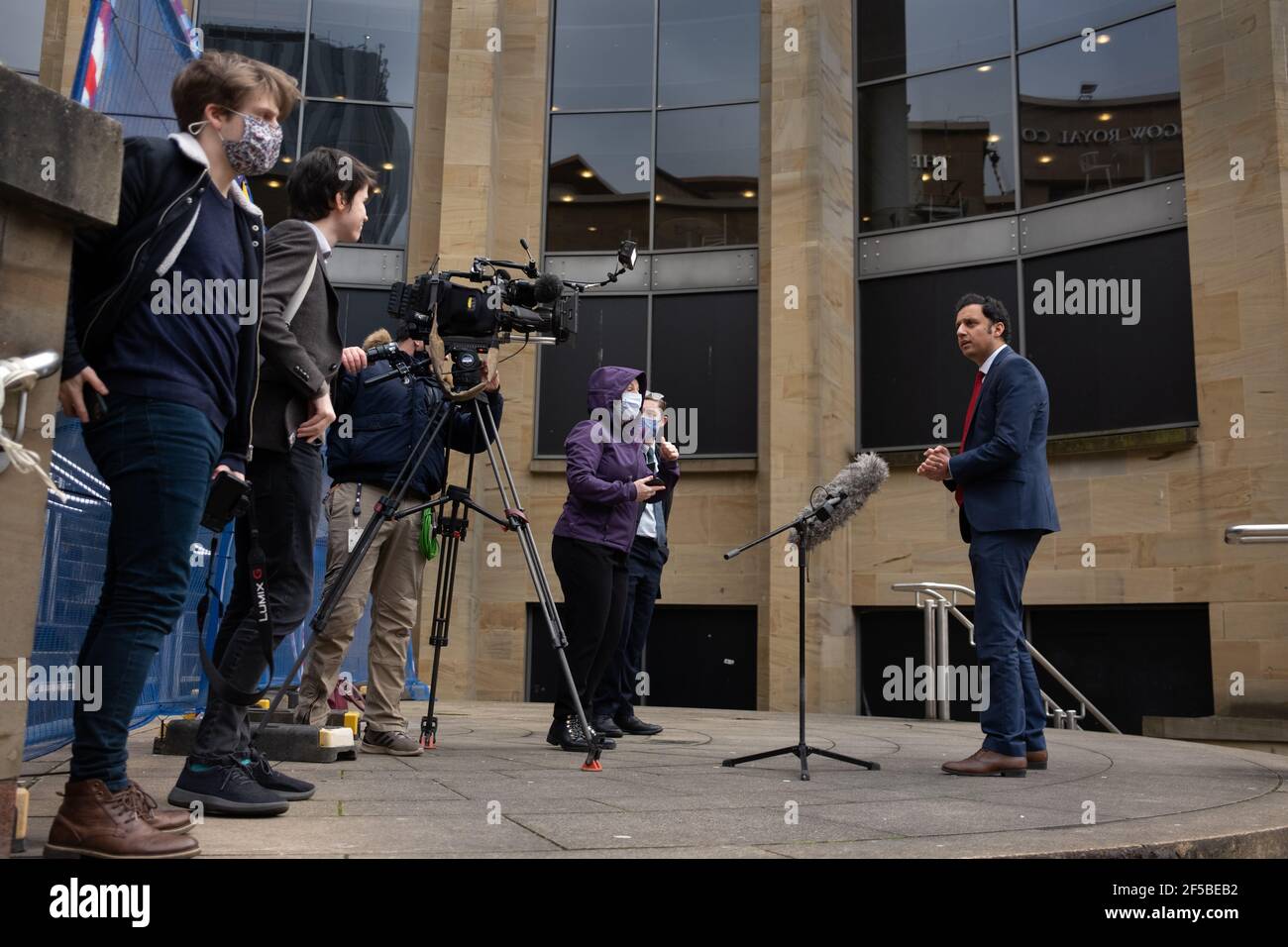 Glasgow, Großbritannien. März 2021, 25th. Anas Sarwar, Vorsitzender der Scottish Labour Party, wirbt für die Wahlbotschaft seiner Partei C A National Recovery Plan, neben der Statue des ehemaligen schottischen Labour-Vorsitzenden und Ersten Ministers, Donald Dewar, in Glasgow. Foto: jeremy sutton-hibbert/Alamy Live News Stockfoto