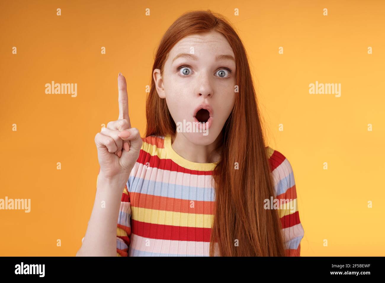 Wow, ich hatte eine tolle Idee. Aufgeregt schockiert Rotschopf Mädchen öffnen Mund erhöhen Zeigefinger eureka Geste starren Kamera begeistert hinzufügen Vorschlag haben Plan Stockfoto