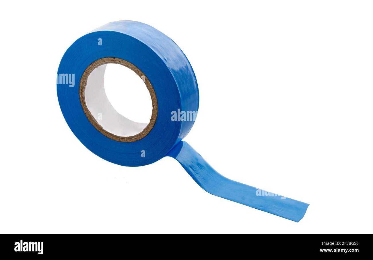 Isolierband isoliert auf weißem Hintergrund. Rolle des blauen Kunststoffkanals. Stockfoto