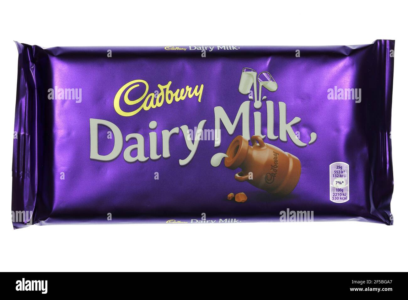 Cadbury Dairy Milchschokolade isoliert auf weißem Hintergrund Stockfoto
