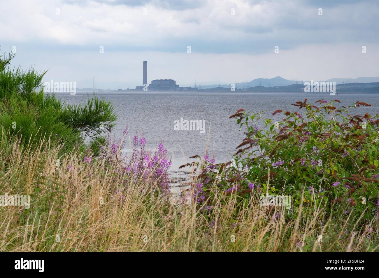 Das Kraftwerk Longannet von der anderen Seite des Firth of Forth, Bo'Ness, Schottland, Großbritannien Stockfoto