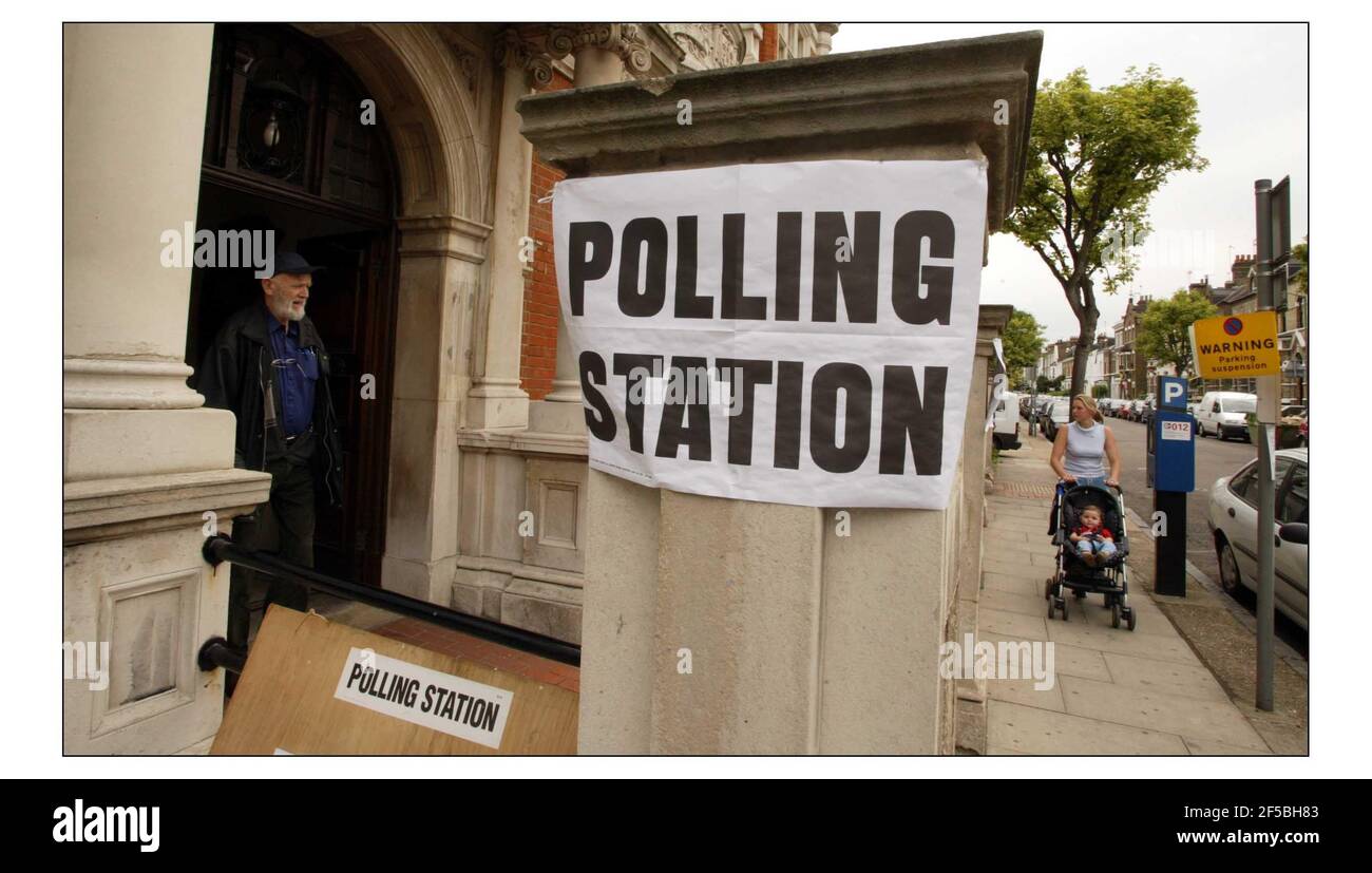 Langsame Abstimmung in SW London am Wahllokal in der Newnes Public Library, Disraeli Rd in Putneypic David Sandison 10/6/2004 Stockfoto