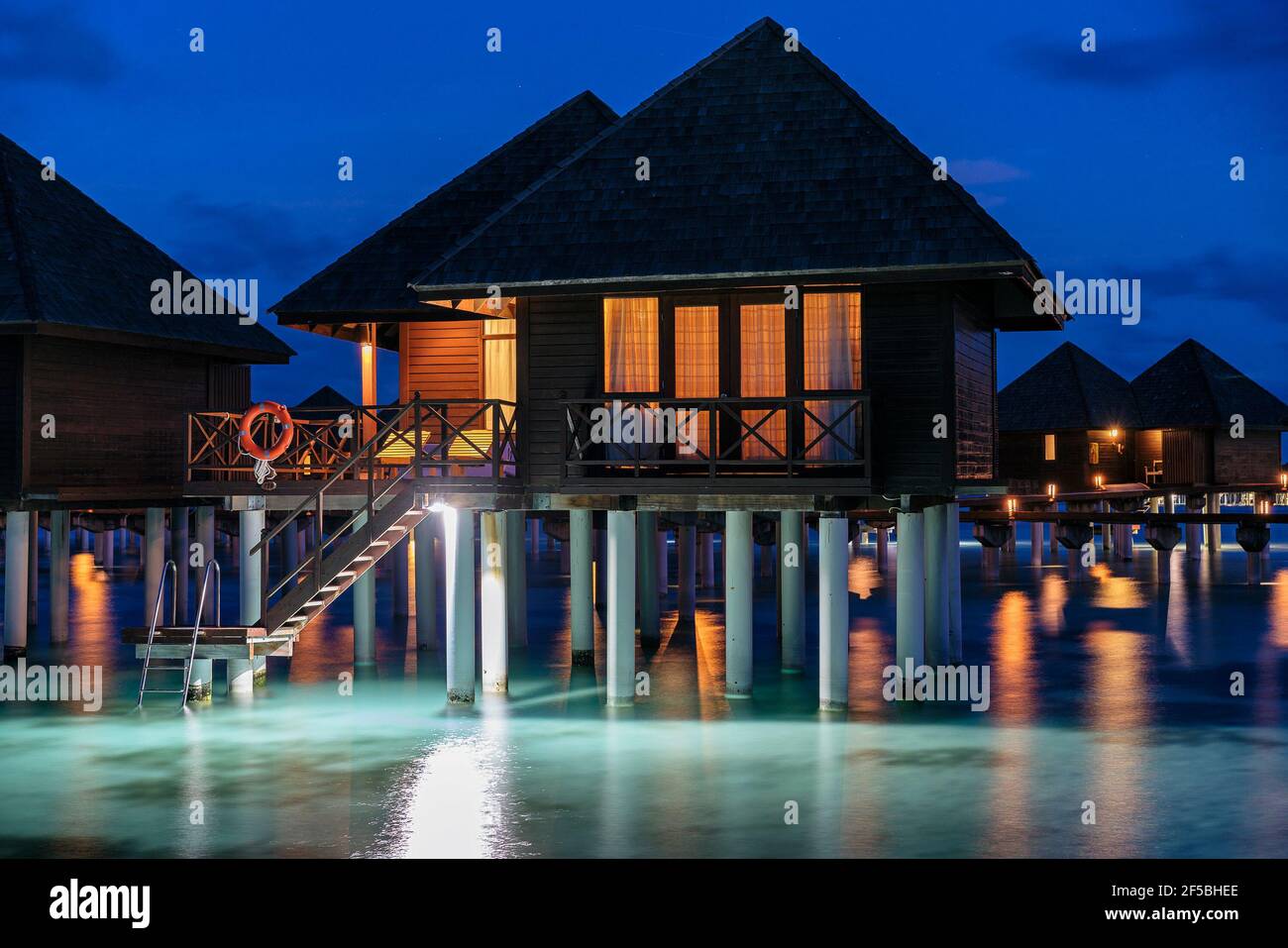 Luxus Wasservilla Sonnenuntergang auf den Malediven Stockfoto