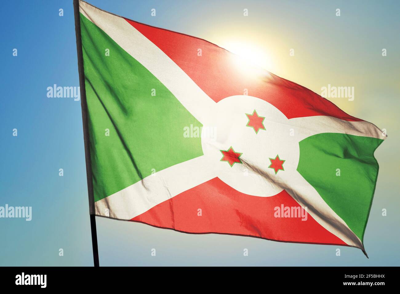 Burundi Flagge winkt vor der Sonne Stockfoto