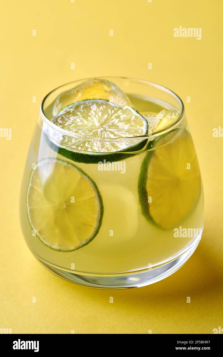 Cocktail aus Gin und Tonic Soda garniert mit Zitronenscheibe Stockfoto