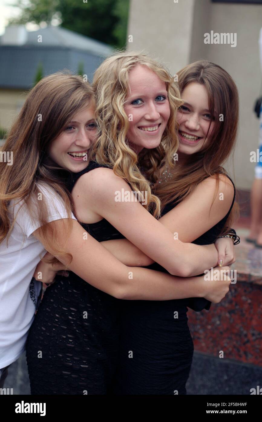 Drei schöne ukrainische Freundinnen, Schwestern, Frauen, Mädchen von slawischen europäischen Auftritt posieren in der Kamera auf dem Internationalen Tag der Freundschaft und Freunde Stockfoto