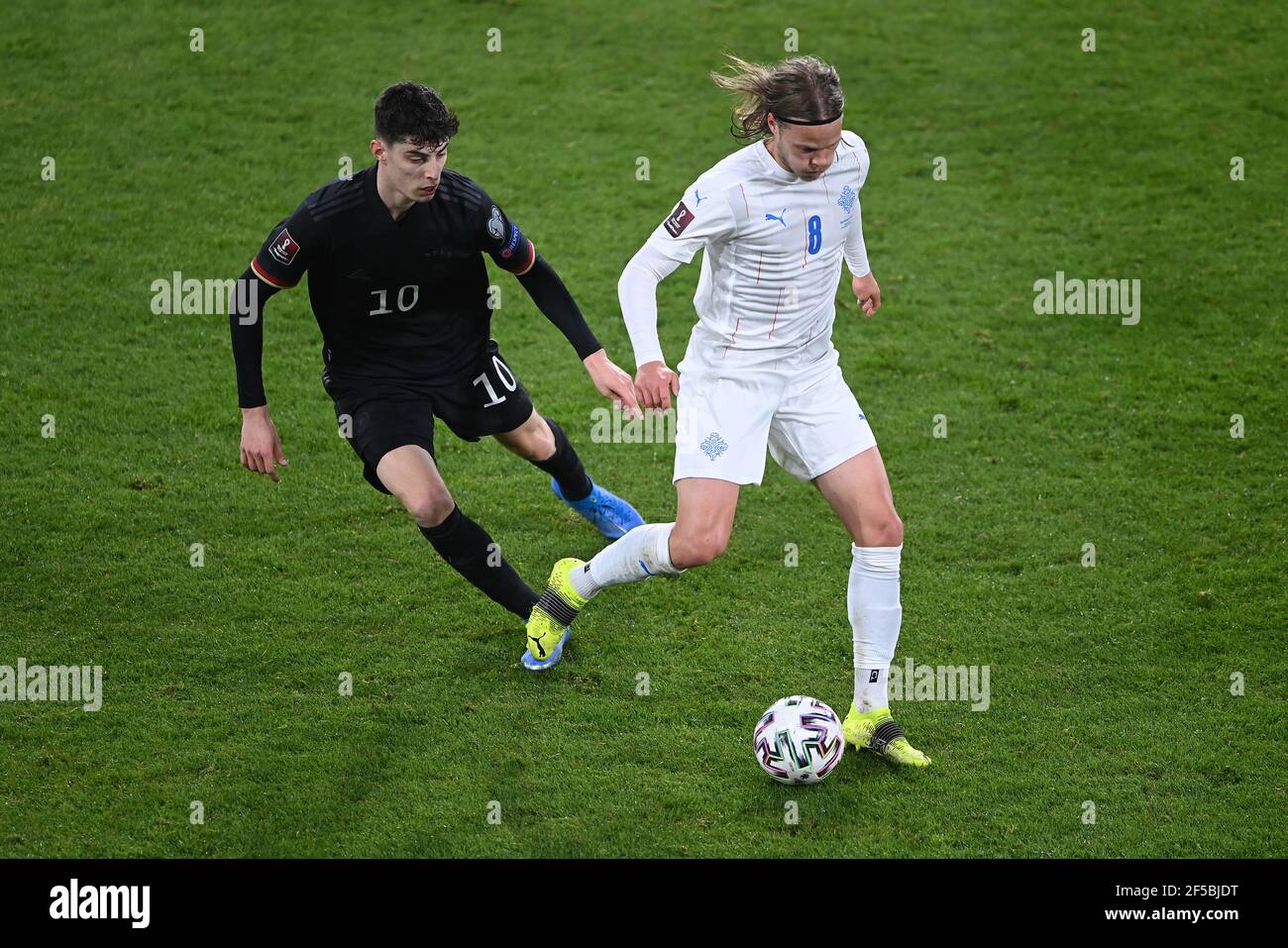 Duisburg, Deutschland. 25th. März 2021. Duelle, Duell zwischen Kai Havertz (Deutschland) und Birkir Bjarnason (Island). GES./Fussball/WM-Qualifikation: Deutschland - Island, 25.03.2021 Fußball/Fussball: WM Qualifikationsspiel: Deutschland gegen Island, Duisburg, Deutschland, 25. März 2021 Quelle: dpa/Alamy Live News Stockfoto