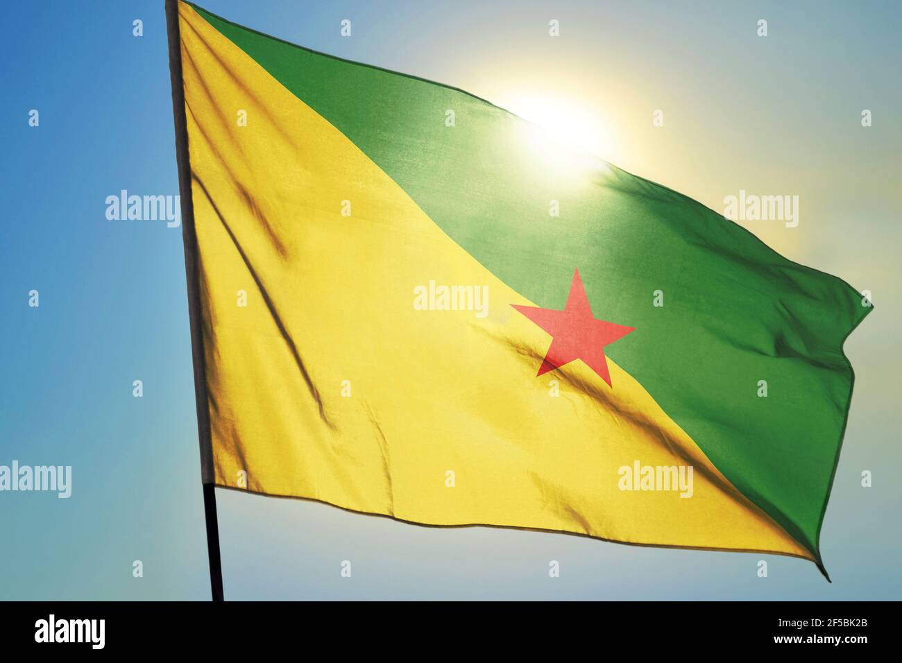 Französisch-Guayana Flagge winkt auf den Wind vor So Stockfoto