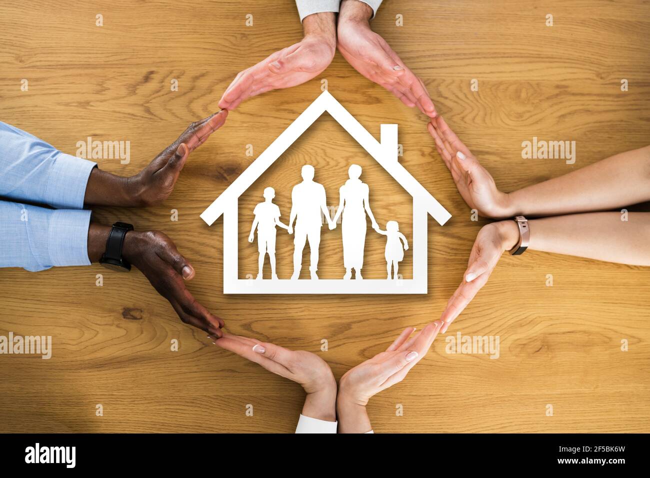 Familienversicherung Schutz Und Dach Oder Unterschlupf Stockfoto