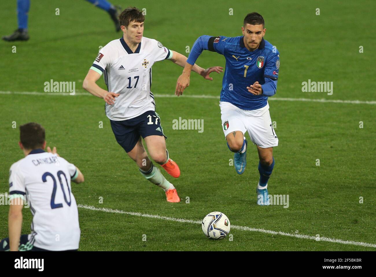 Parma, Italien. März 2021, 25th. Parma, Italien 25,03.2021:Paddy McNair, L.Pellegrini (ITALIEN) im Einsatz während der Qualifikation FIFA World Cup Qatar 2022 Gruppe C zwischen Italien und Nordirland im Ennio Tardini Stadion in Parma. Kredit: Unabhängige Fotoagentur/Alamy Live Nachrichten Stockfoto