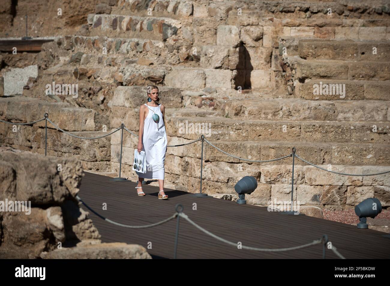 Malaga, Spanien. März 2021, 25th. Ein Modell mit einem Design von Garcia Galiano gesehen zu Fuß während der Code'41 XV andalusischen Fashion Week im Amphitheater des römischen Theaters.mehrere Modefirmen haben an einem Laufsteg entlang des römischen Theaters der Stadt Málaga teilgenommen, um ihre Kreationen im Freien rund um symbolische Orte zu präsentieren. (Foto von Jesus Merida/SOPA Images/Sipa USA) Quelle: SIPA USA/Alamy Live News Stockfoto