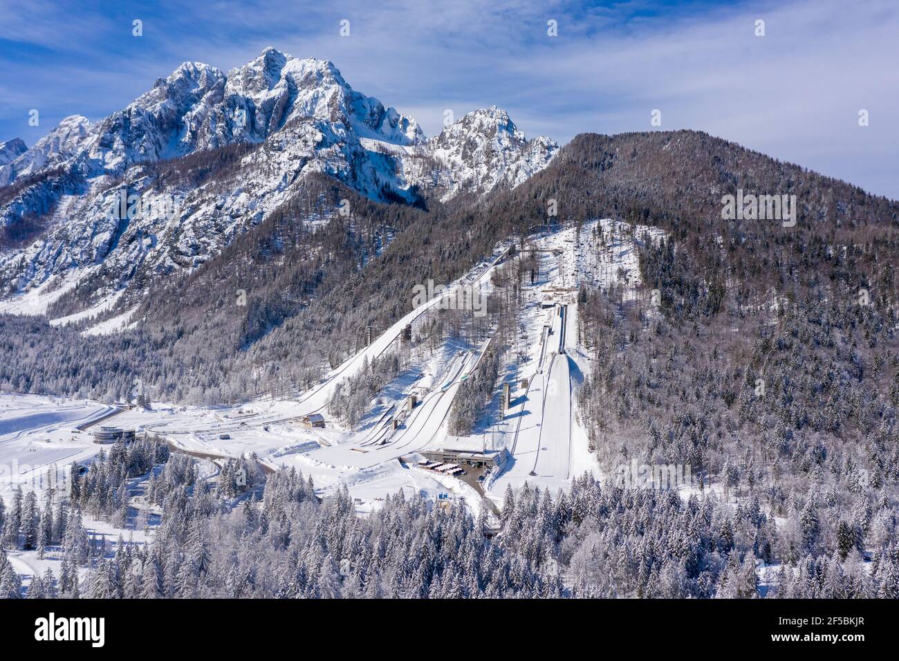 Luftaufnahme der Schanze in Planica, Slowenien bei Ratece bei Kranjska gora im Winter mit Schnee. Stockfoto