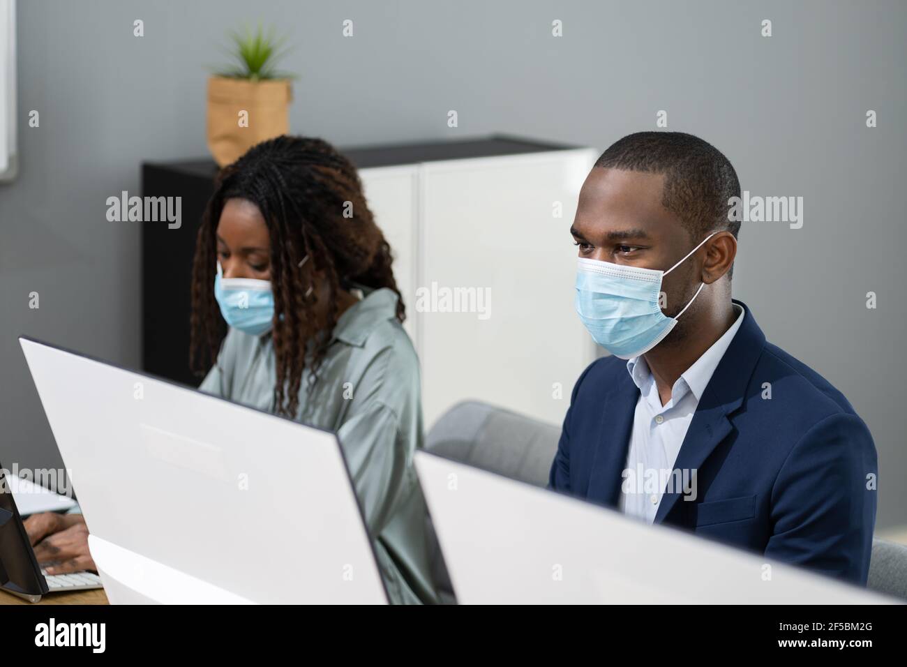 Computer Training Classroom In Office Tragen Gesichtsmaske Stockfoto