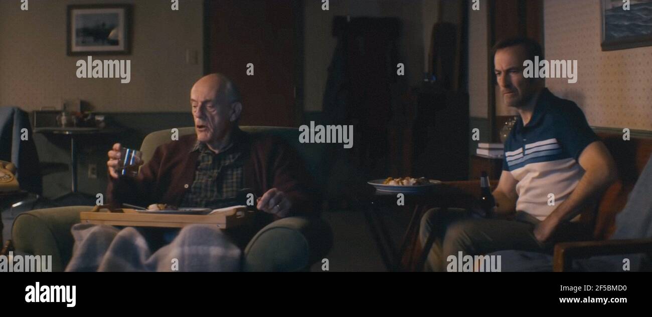 NIEMAND, von links: Christopher Lloyd, Bob Odenkirk, 2021. © Universal Pictures / Courtesy Everett Collection Stockfoto