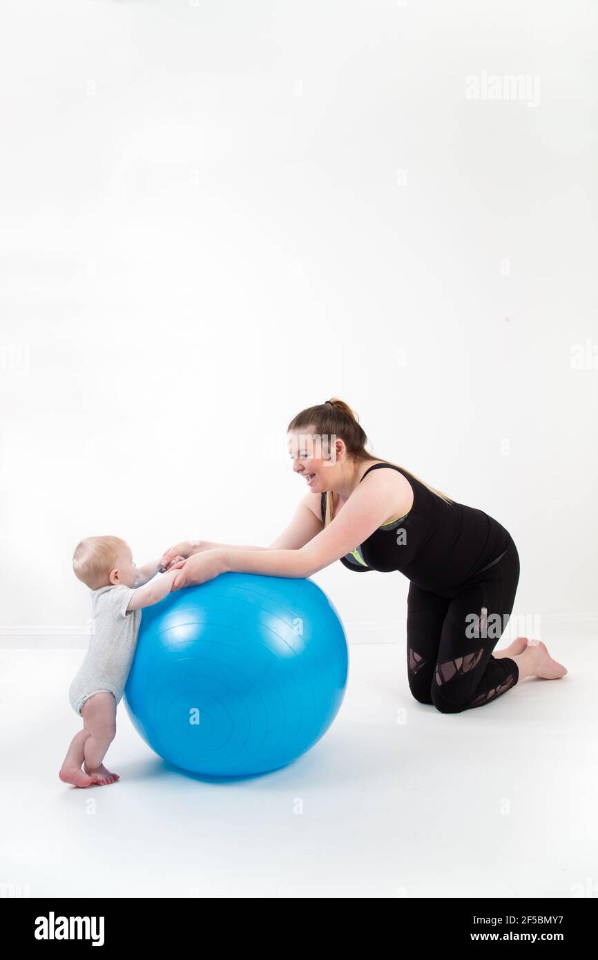 Mutter mit Baby Spaß mit Gymnastik ball Stockfoto