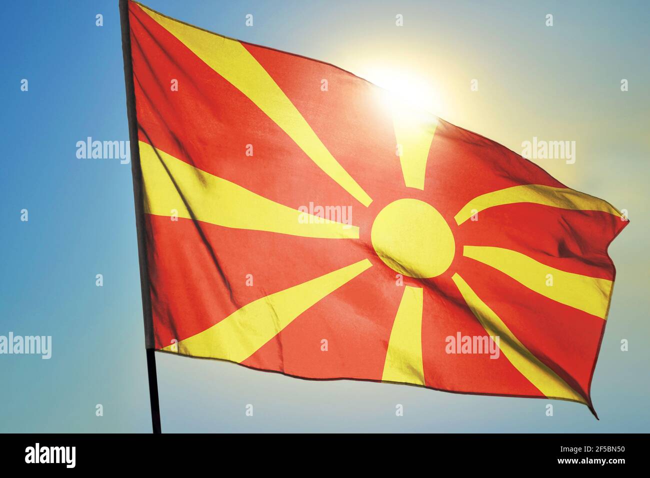 Mazedonien Flagge winkt auf dem Wind vor der Sonne Stockfoto