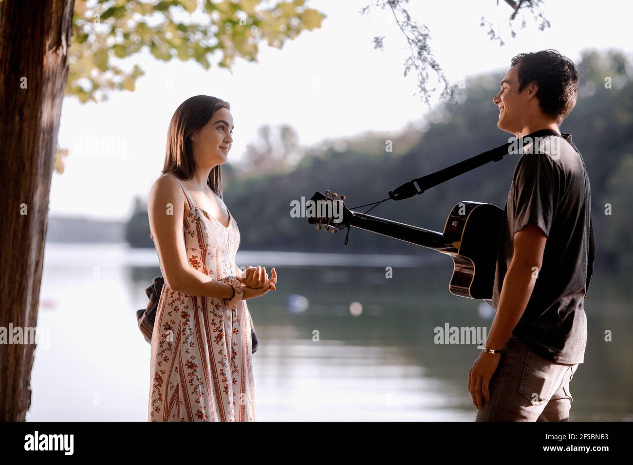 Eine WOCHE ENTFERNT, von links: Bailee Madison, Kevin Quinn, 2021. ph: Richard Peterson / © Netflix / Courtesy Everett Collection Stockfoto