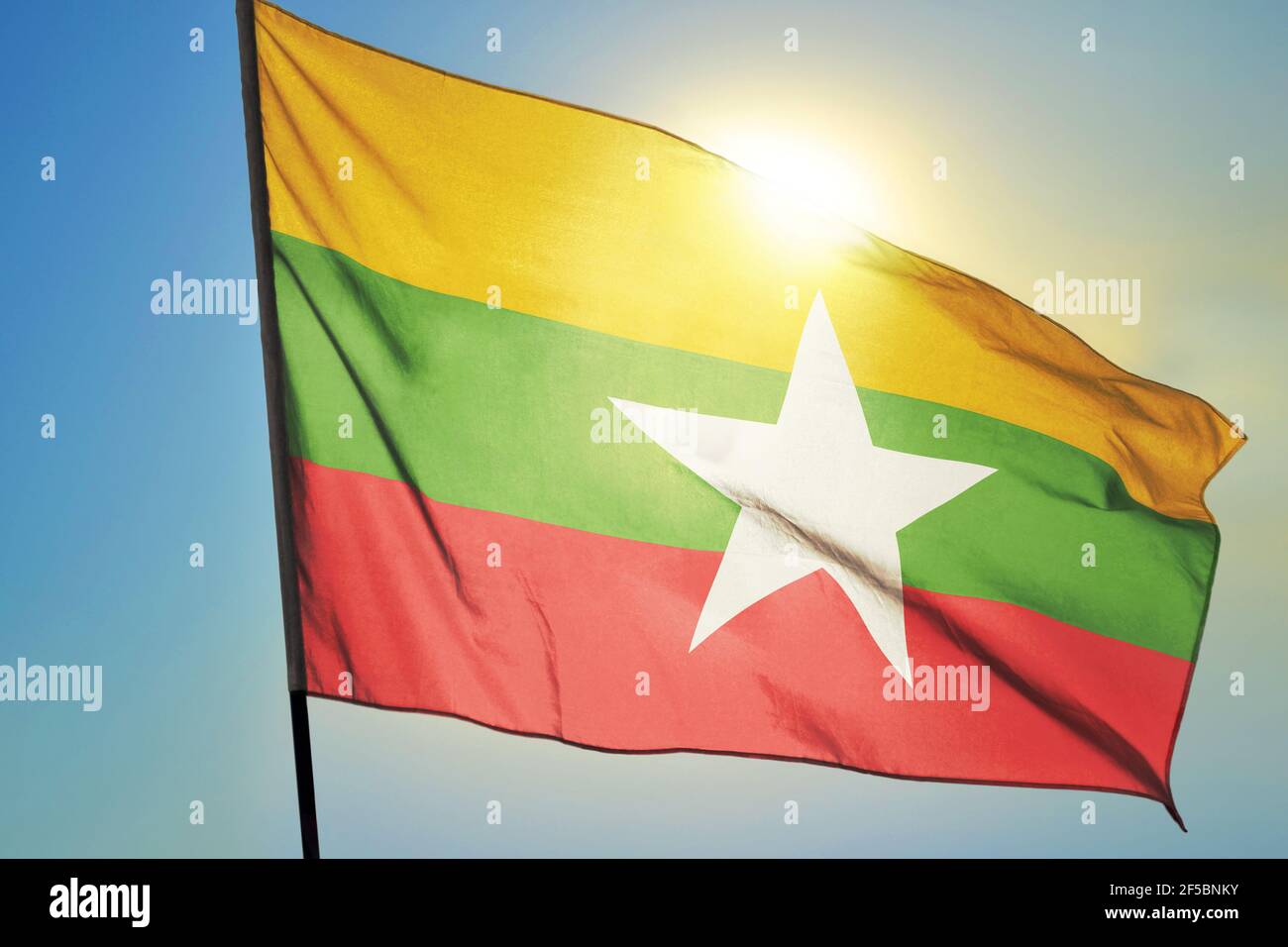 Myanmar Flagge winkt auf dem Wind vor der Sonne Stockfoto