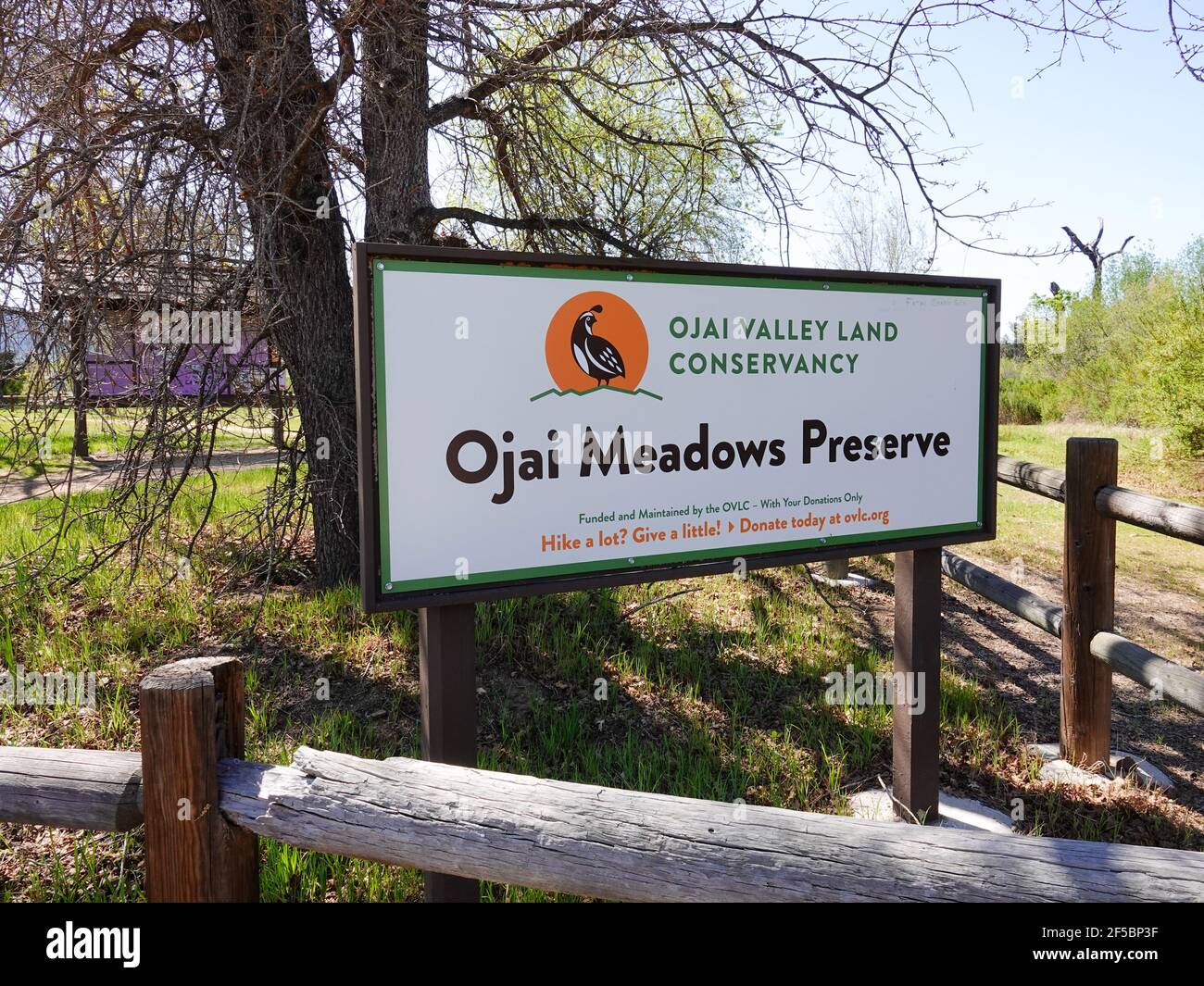 Schild am Eingang zu den Wanderwegen im Ojai Meadows Preserve, einem öffentlichen Erholungsgebiet, das vom Ojai Valley Land Conservancy, Ventura County, CA geschützt ist. Stockfoto