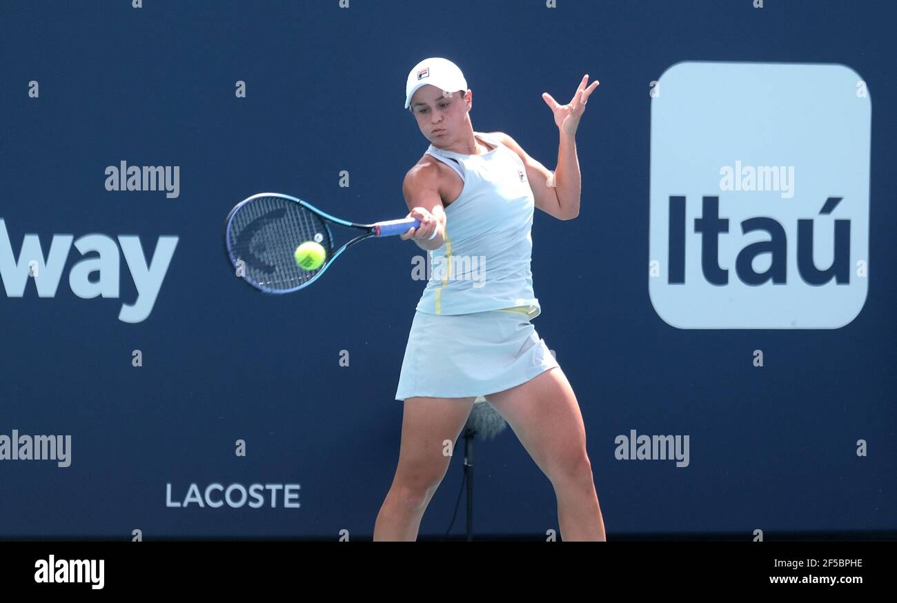 Miami Gardens, Usa. März 2021, 25th. Ashleigh Barty (1) aus Australien gibt den Ball an Kristina Kucova aus der Slowakei auf dem Stadionplatz bei den Miami Open im Hard Rock Stadium in Miami Gardens, Florida, am Donnerstag, den 25. März 2021 zurück. Foto von Gary i Rothstein/UPI Kredit: UPI/Alamy Live News Stockfoto