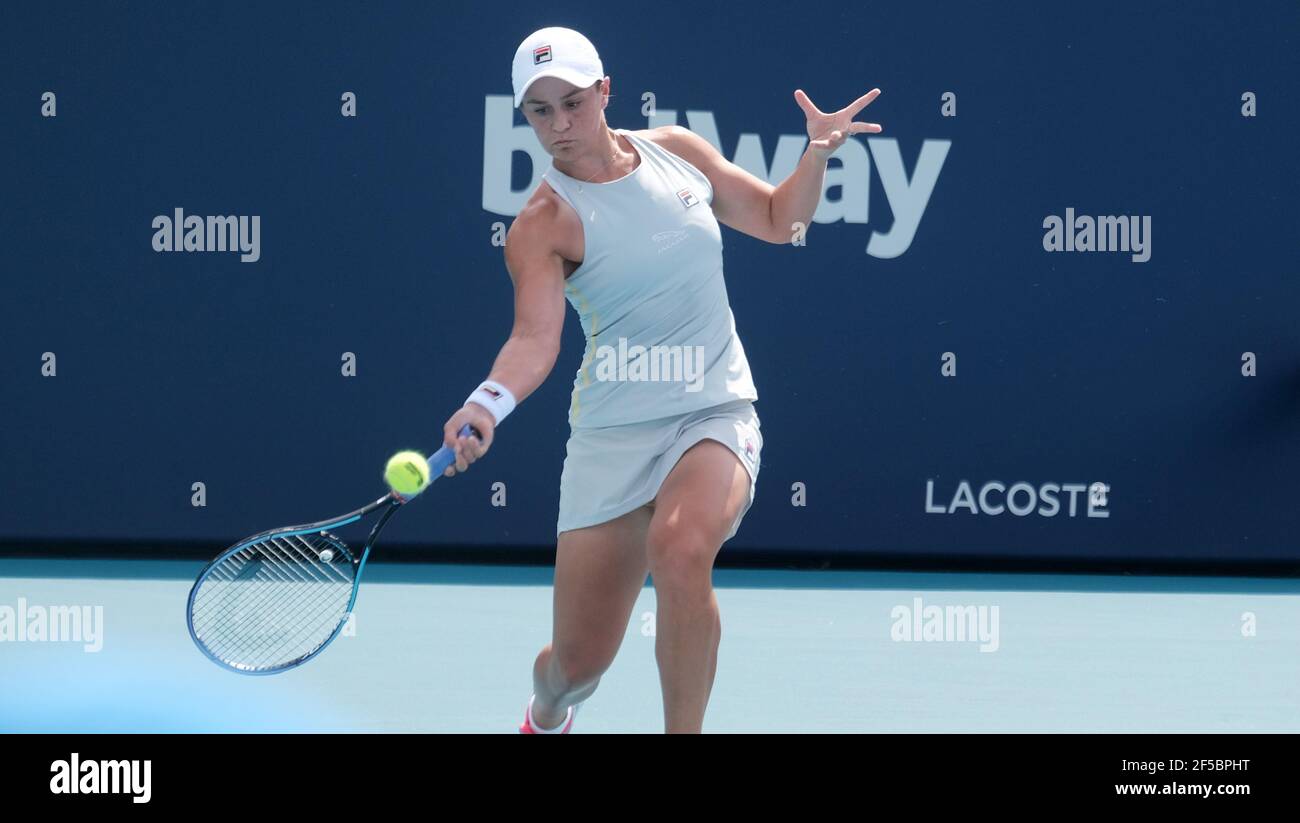 Miami Gardens, Usa. März 2021, 25th. Ashleigh Barty (1) aus Australien gibt den Ball an Kristina Kucova aus der Slowakei auf dem Stadionplatz bei den Miami Open im Hard Rock Stadium in Miami Gardens, Florida, am Donnerstag, den 25. März 2021 zurück. Foto von Gary i Rothstein/UPI Kredit: UPI/Alamy Live News Stockfoto