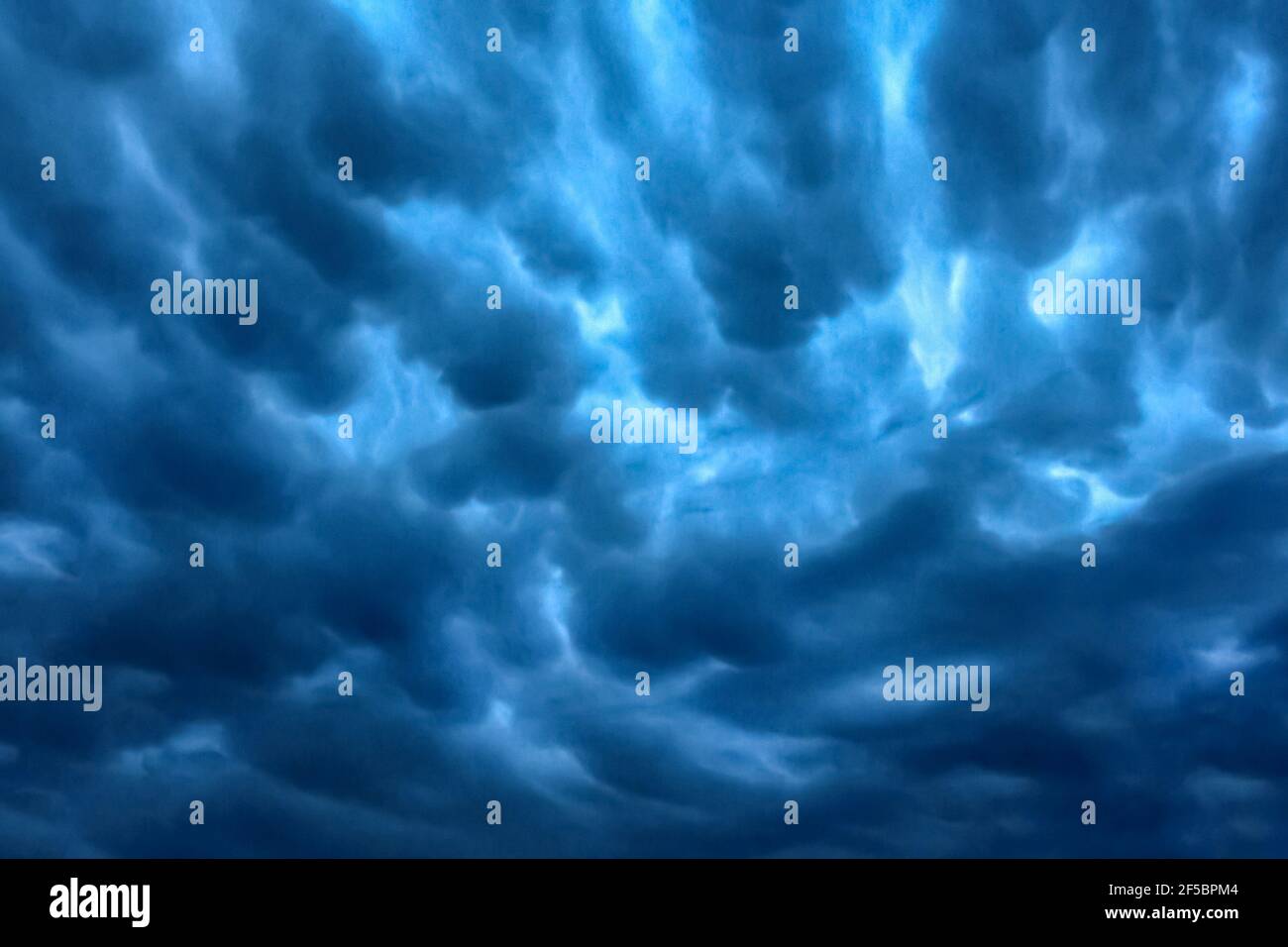 Dunkelblau regen Wolken Himmel Textur Hintergrund. Stockfoto