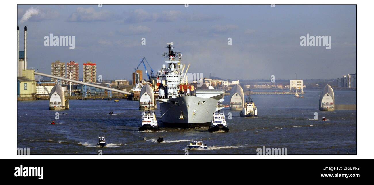 HMS Ark Royal passiert die Thames Barrier auf dem Weg nach Greewich Pier für einen 6-tägigen Besuch.pic David Sandison 25/2/2004 Stockfoto