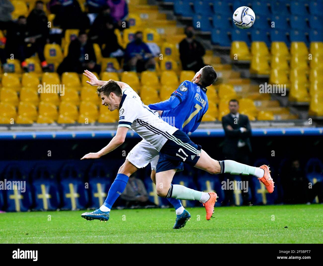 Der nordirische Paddy McNair (links) und der italienische Lorenzo Pellegrini kämpfen während des FIFA 2022-WM-Qualifikationsspiel der Gruppe C im Stadio Ennio Tardini in Parma um den Ball. Bilddatum: Donnerstag, 25. März 2021. Stockfoto