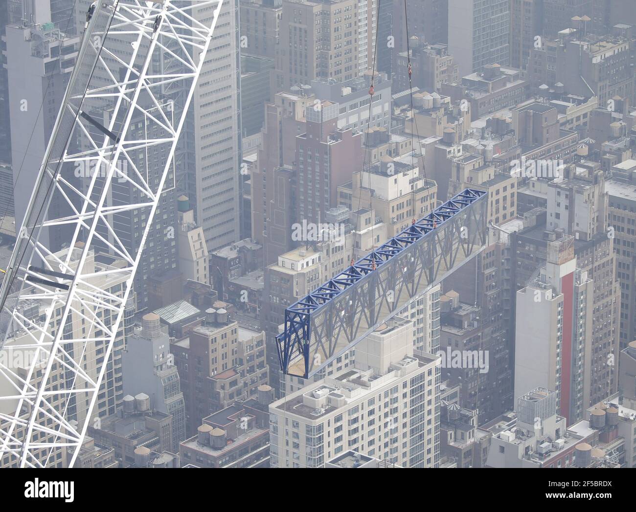 New York, Usa. März 2021, 25th. Krane sind von der Edge-Beobachtung und dem Freiluft-Skydeck aus sichtbar, während die Bauarbeiten um die Hudson Yards in New York City am Donnerstag, den 25. März 2021, fortgesetzt werden. Foto von John Angelillo/UPI Kredit: UPI/Alamy Live Nachrichten Stockfoto