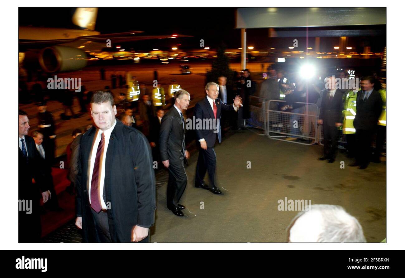 US-Präsident George W. Bush, begleitet von seiner Königlichen Hoheit Prince of Wales, wagt, bei seiner Ankunft in Heathrow während des 4-tägigen offiziellen Besuchs in Großbritannien am 18. November 2003 zu drängen. Bild David Sandison 18/11/2003 Stockfoto