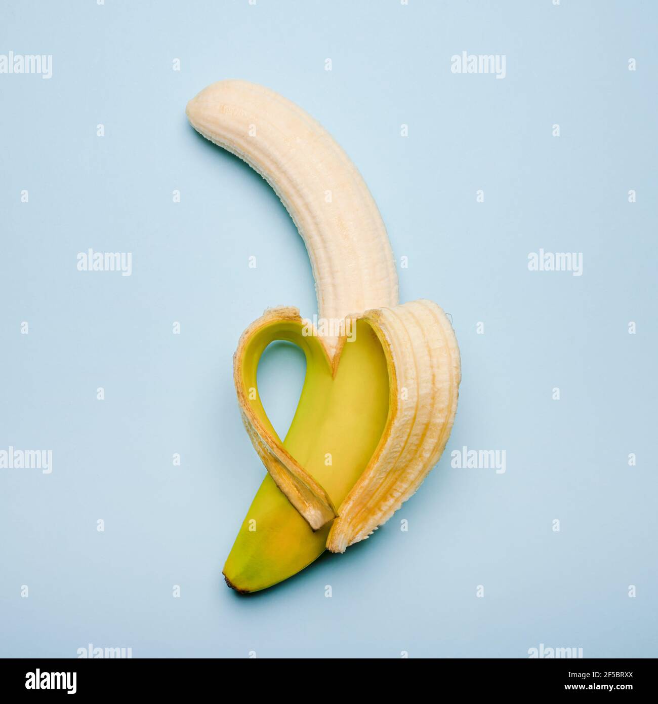 Eine herzförmige Banane aus der Schale Stockfoto